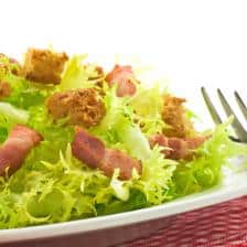 Salade frisée lardon crouton