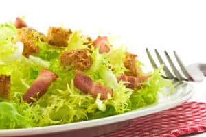 Salade frisée lardon crouton