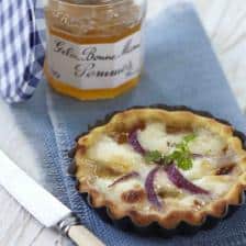 tarte-pelardon-oignons-rouges-gelee-de-pommes