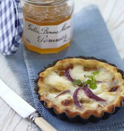 tarte-pelardon-oignons-rouges-gelee-de-pommes