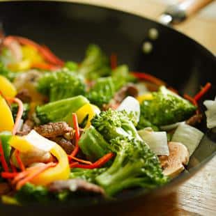 Wok Aux Legumes Carottes Brocoli Poivrons Et Champignons