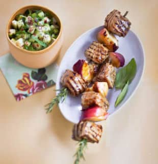 Brochettes de veau au miel et peches