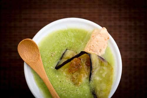 Gaspacho de tomates vertes aux chips d'aubergines