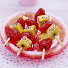 Brochettes de mangue et de fraises