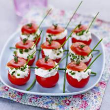 Tomates cocktail farcies au fromage frais et aux herbe