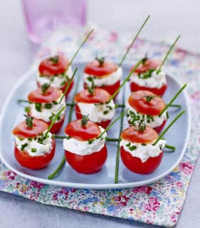 Tomates cocktail farcies au fromage frais et aux herbe