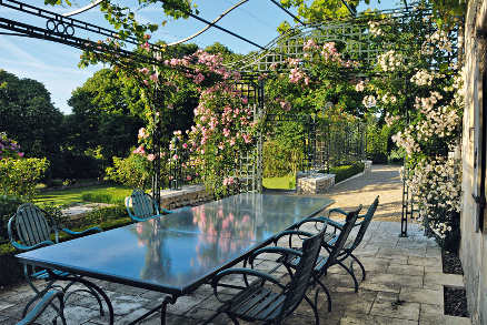 Beau Jardin Fleuri Avec Des Grilles En Fer Forgé De Décoration. Banque  D'Images et Photos Libres De Droits. Image 1676616