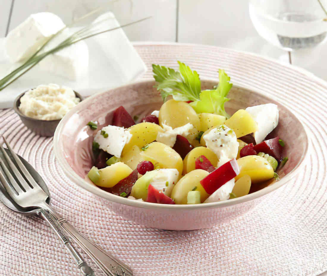 Salade de Pomme de terre au chèvre frais et betterave, sauce raifort