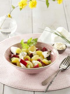 Salade de Pomme de terre au chevre frais et betterave, sauce raifort