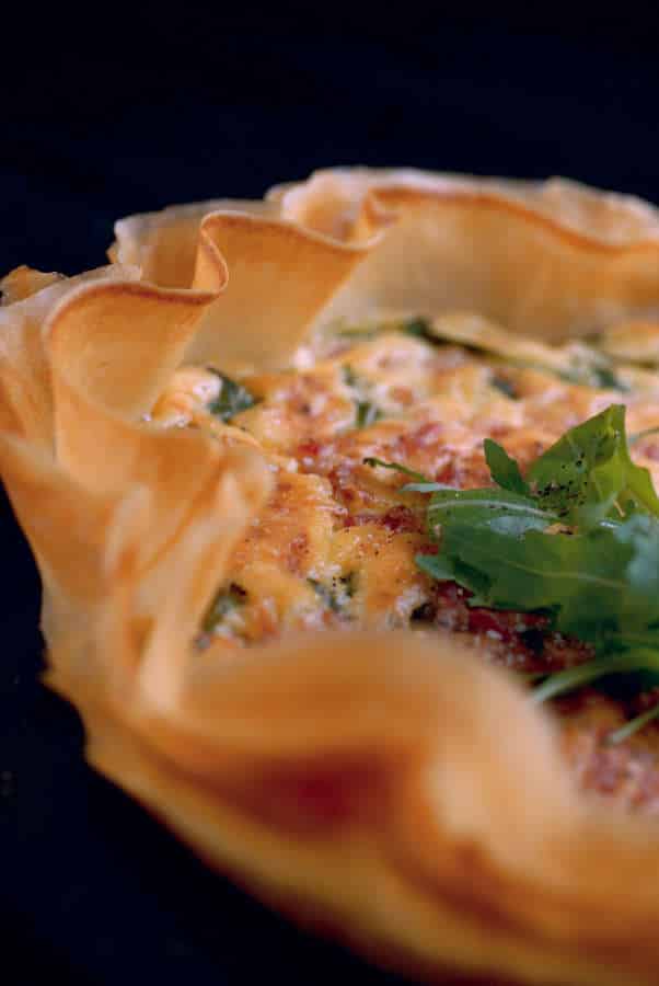 Quiche en feuilles de brick, lardons et roquette