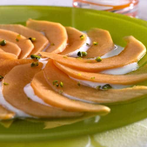 carpaccio-de-melon-yaourt-miel-et-pistache