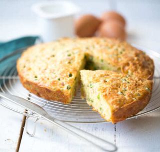 recette de gâteau au yaourt salé au jambon et aux petits pois.