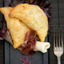 chaussons aux oignons rouges, viande de grisons et fromage.