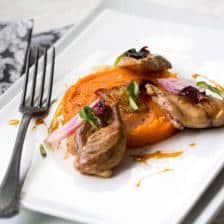 Filets de caille au caramel de cidre, purée de potimarron