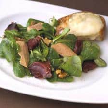 Salade de mâche, gésiers confits et toast de cabécou