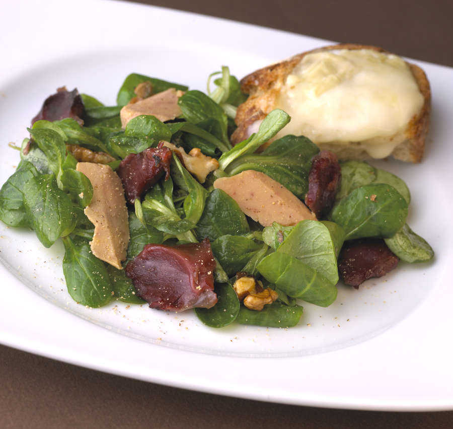 Salade de mâche, gésiers confits et toast de cabécou