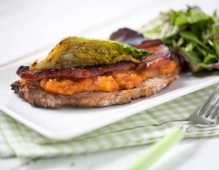 Tartines de lard, compotée de tomates et sucrine