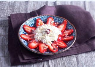 Carpaccio de fraises, crème fouettée au gingembre