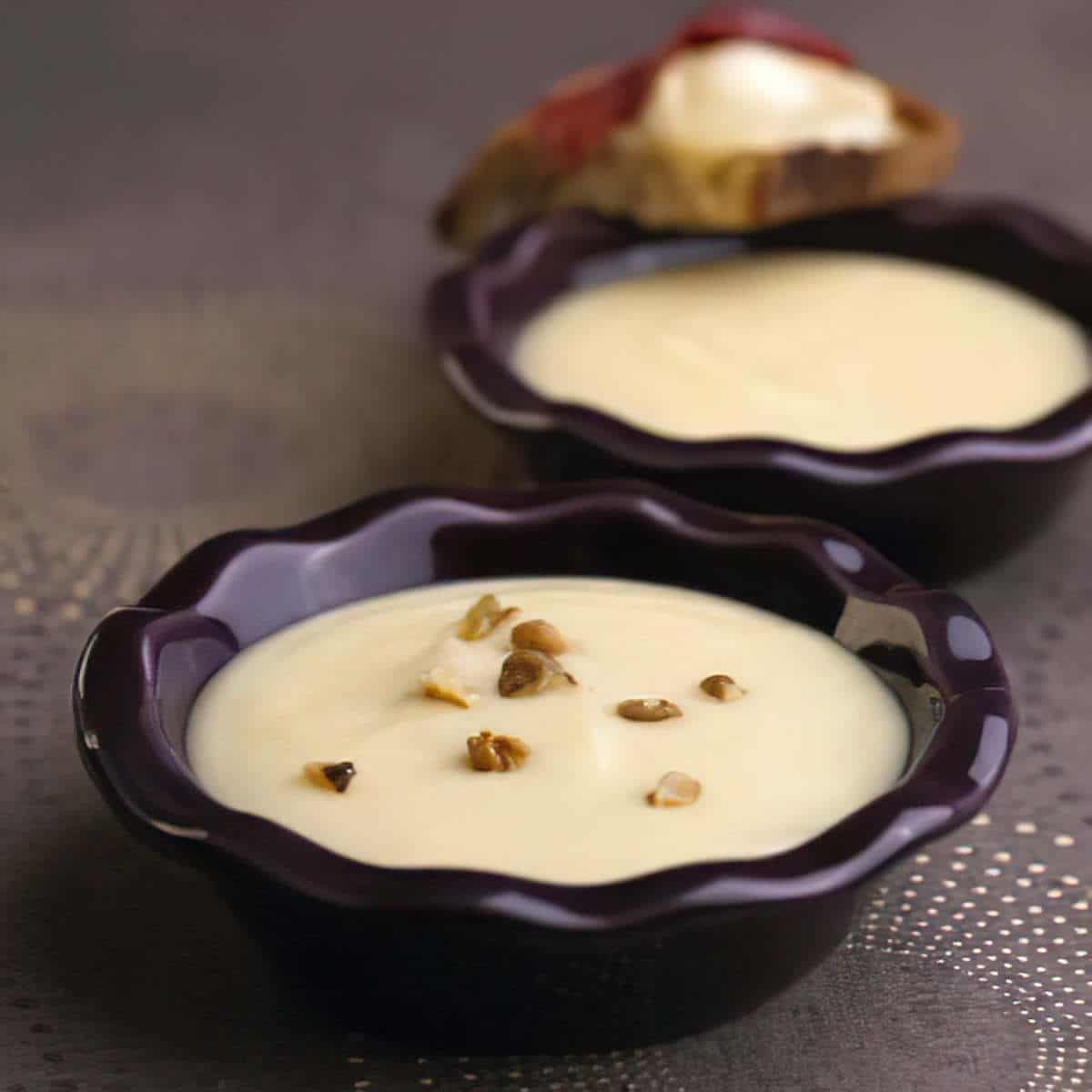 Potage de topinambours crémés, tartine de chèvre chaud