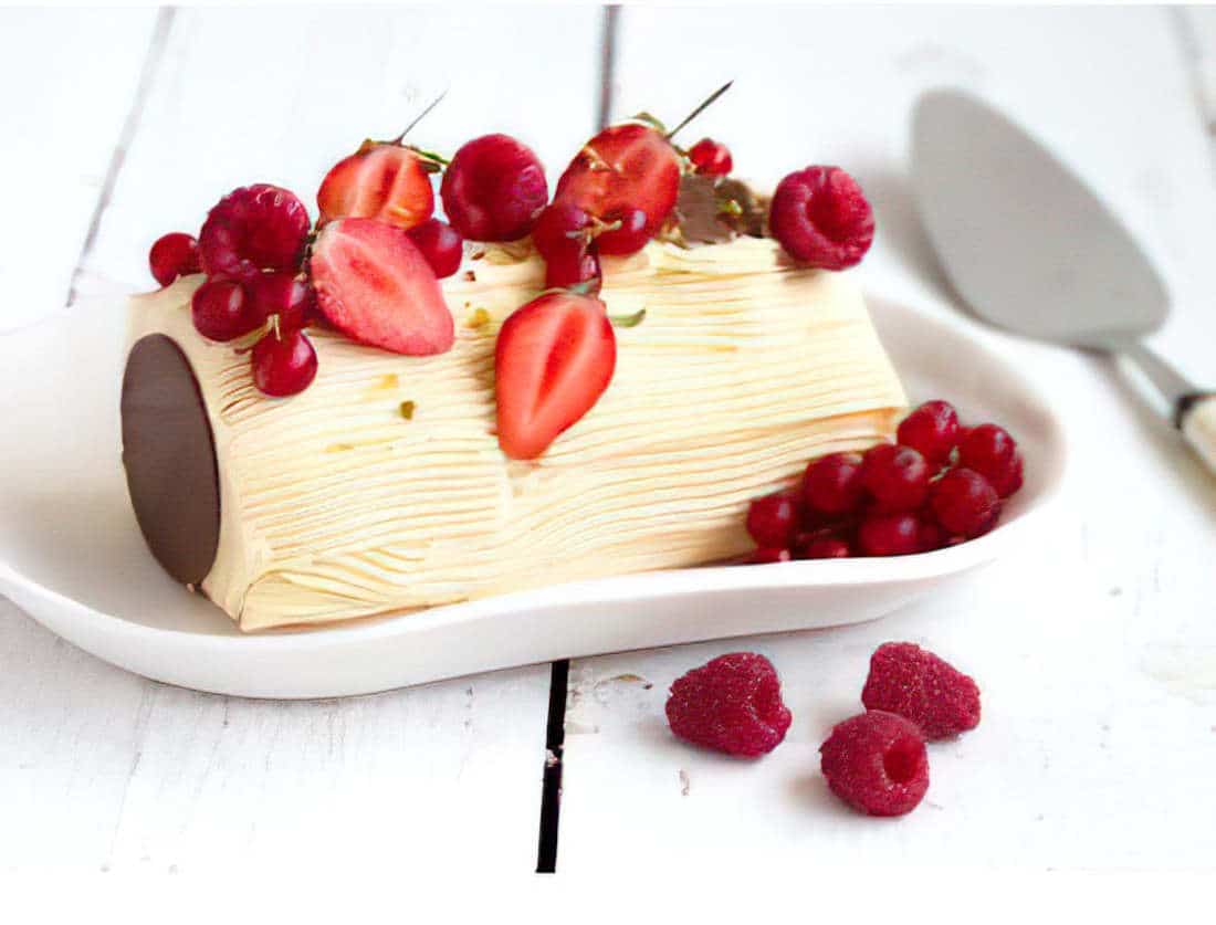 Bûche crème au beurre vanillée et fruits rouges