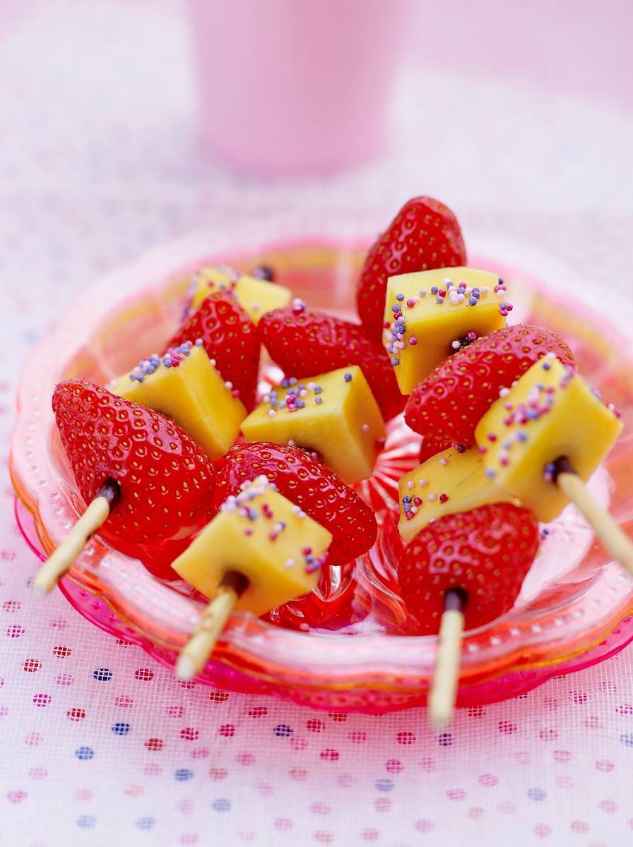 Brochettes de mangue et de fraises