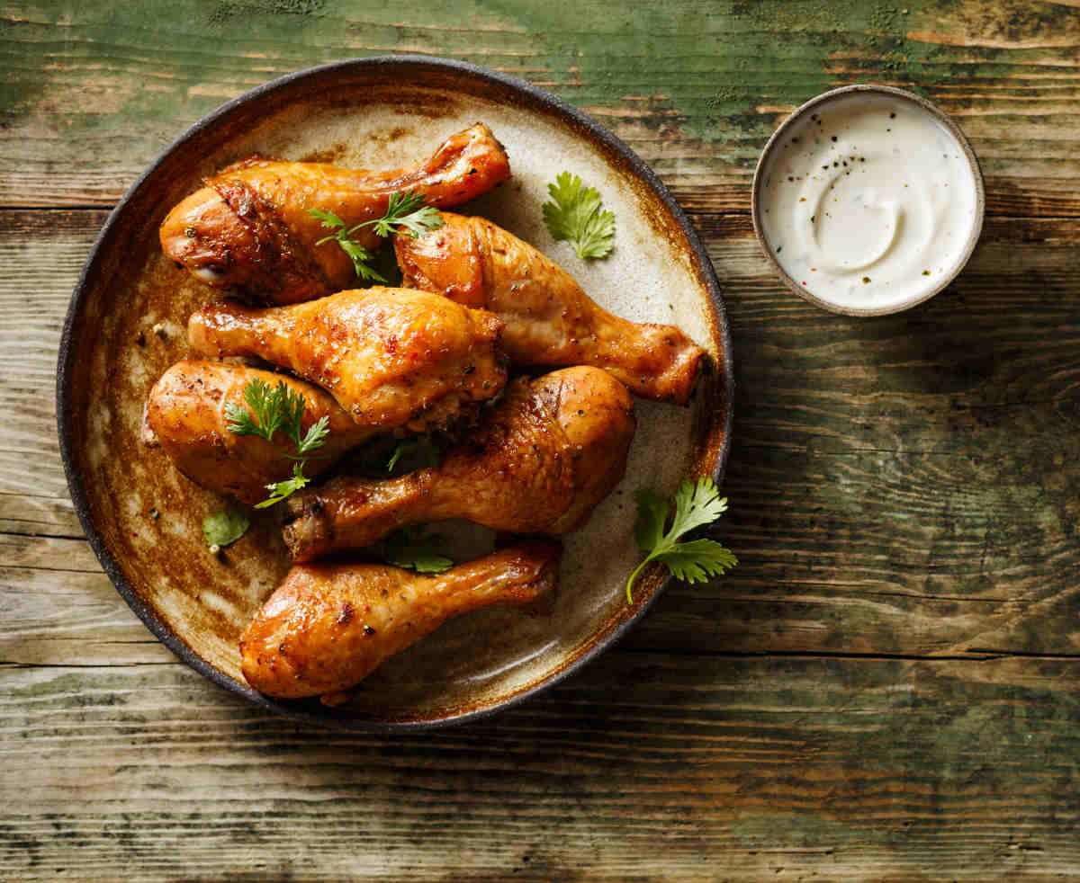 Pilons de poulet épicés, sauce au fromage blanc