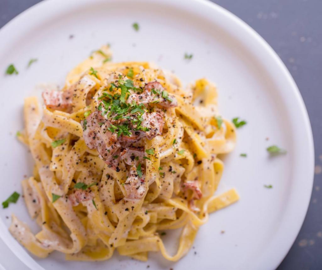 Tagliatelle carbonara aux herbes