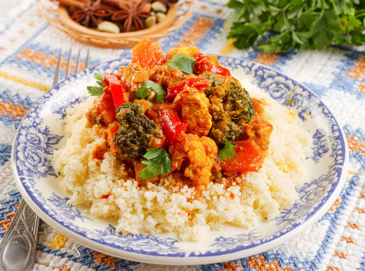 Couscous royal : recette, légumes, viande et épices