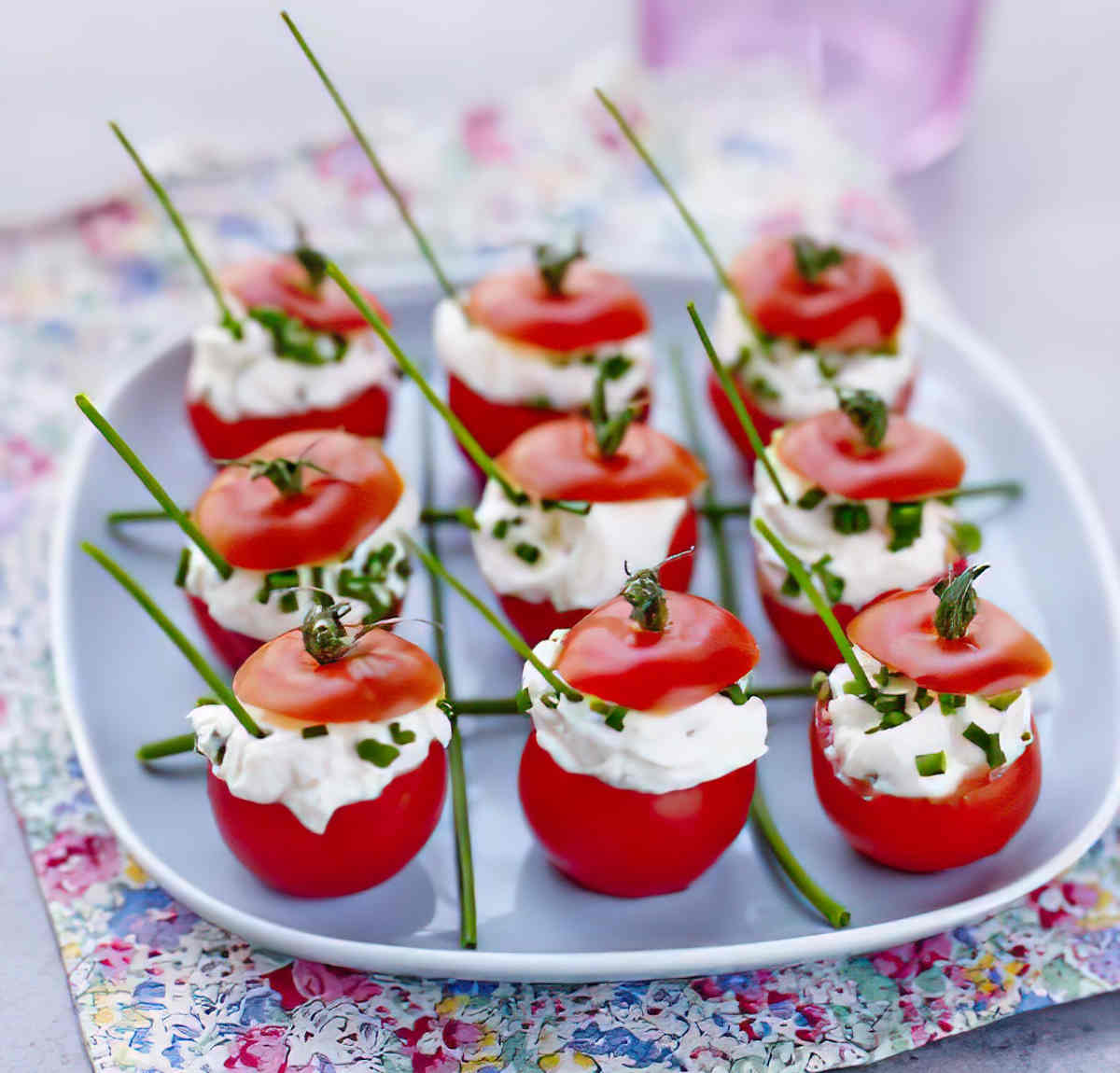 Tomates-cocktail-farcies-au-fromage-frais-et-aux-herbe