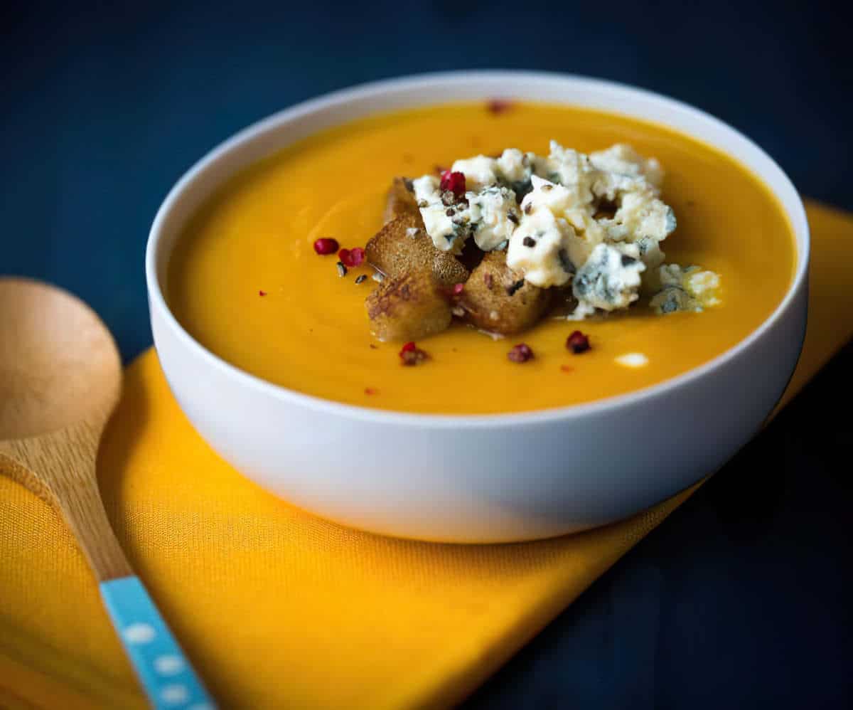 Potage de patates douces aux poires et au bleu