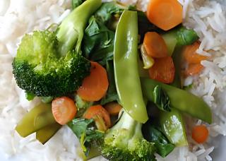 Poêlée de brocoli, carottes, mange-tout et blette