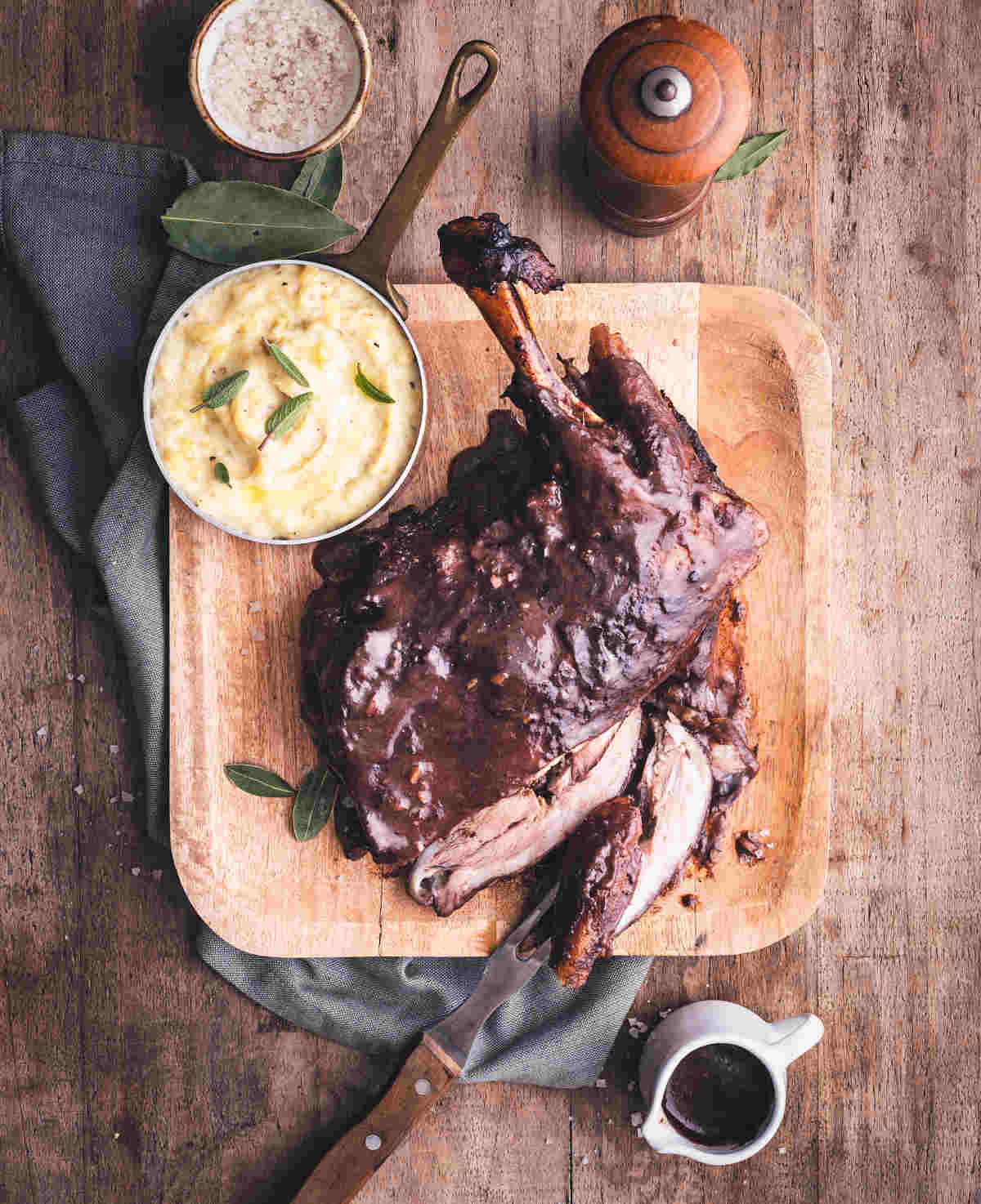 Epaule d'agneau, confit d'oignons, purée de haricots blancs mi-secs