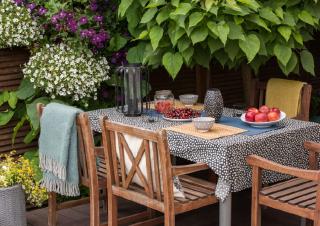 Coin repas dans un petit jardin