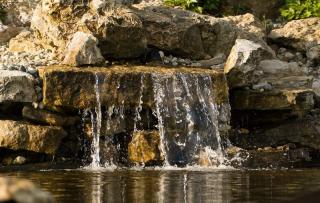 ruisseau cascade jardin pente butte