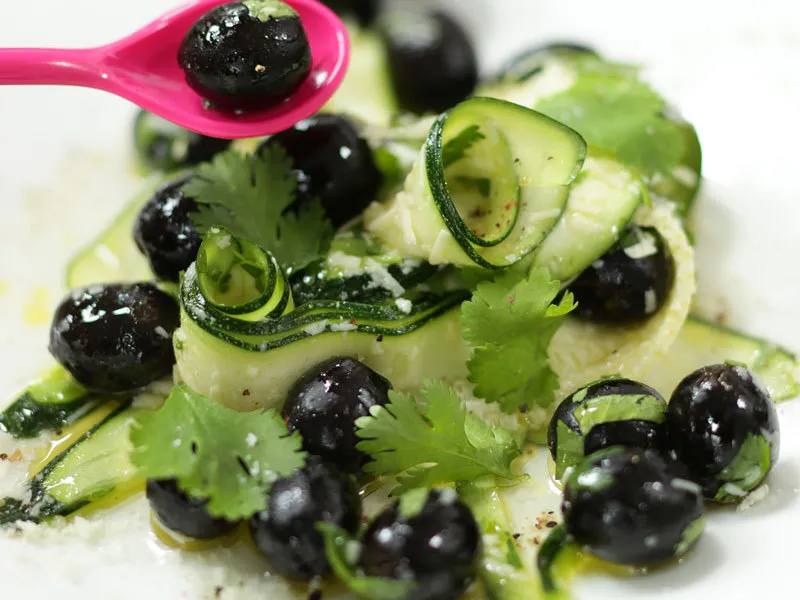 Salade d’olives aux tagliatelles de courgettes