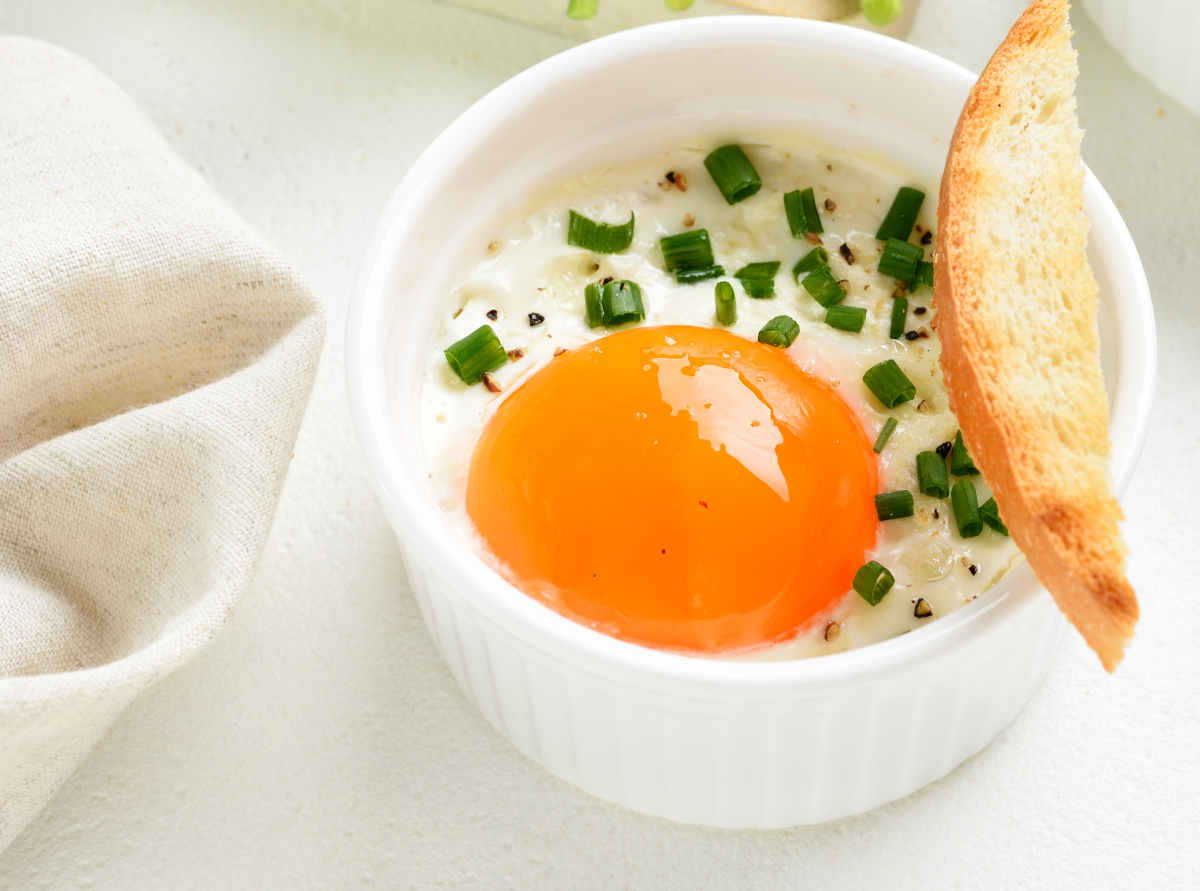 Oeuf cocotte à l'oseille, sauce camembert