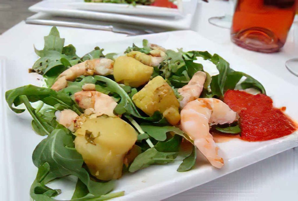 Salade de saint-jacques, crevettes et poivrons confits