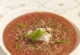 Gaspacho de tomates, fraises et fromage frais