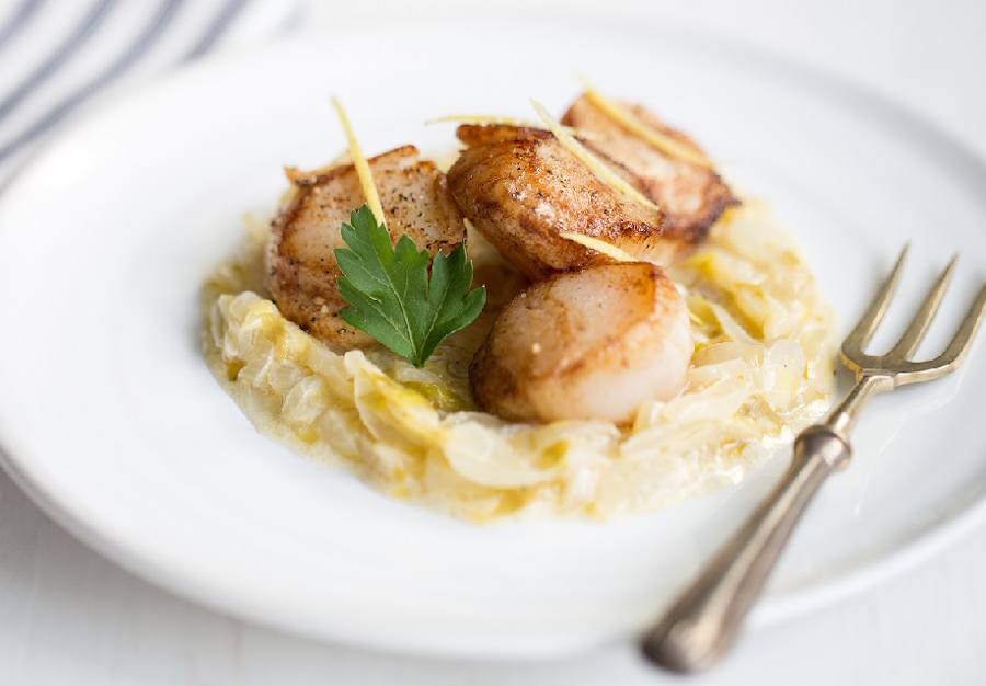 Coquilles Saint-Jacques avec sa fondue d’endives au cumin