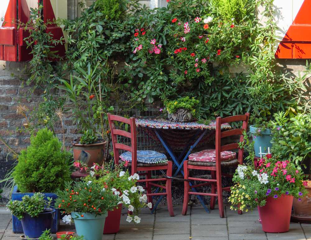 Fleur Accrochée à La Terrasse à La Décoration, Balcon Jardin Et Fleurs  Suspendues, Le Toit De La Maison Avec Un Beau Orchidée Pen Photo stock -  Image du extérieur, décoratif: 181532554