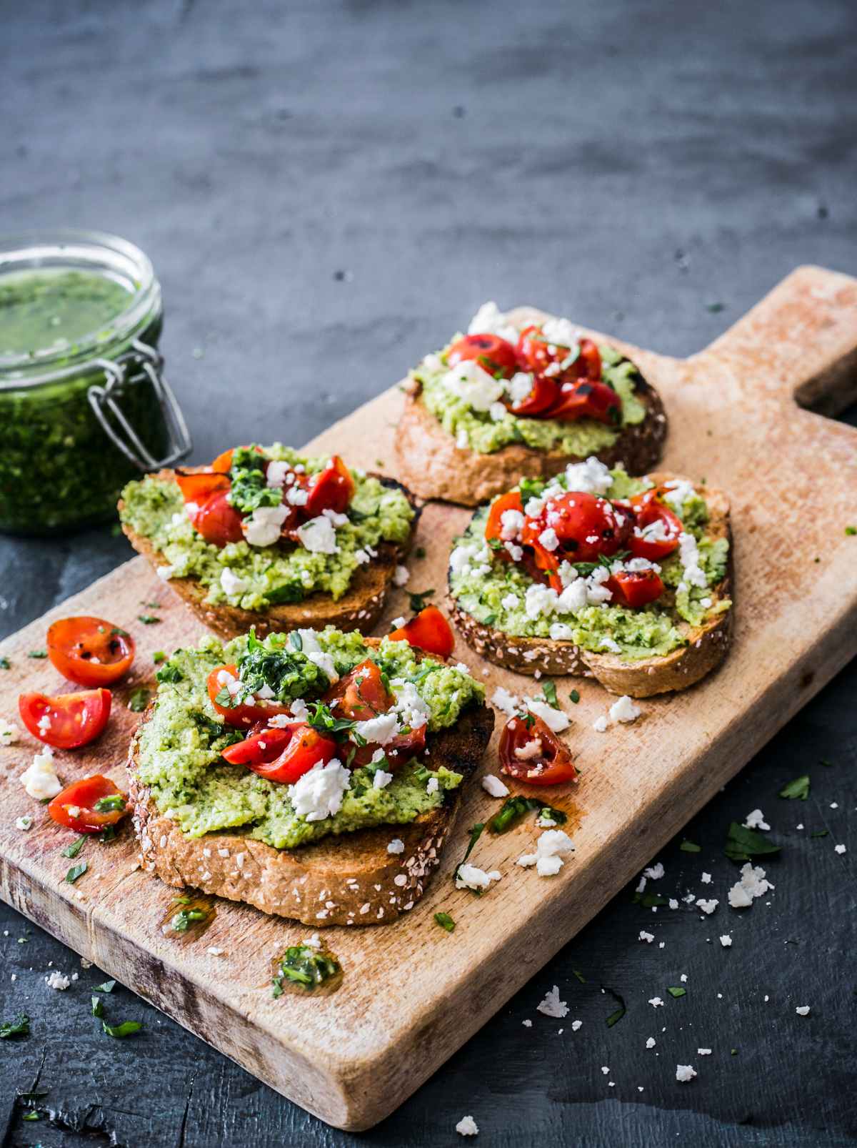 Bruschetta de courgettes au pesto aux tomates cerises et fromage de chèvre