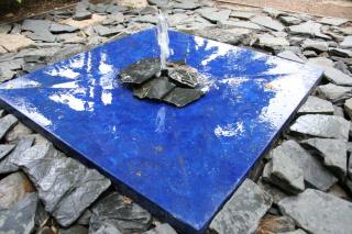 Fontaine dans un jardin jet vers le haut