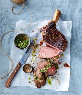 Côte de bœuf grillée au gros sel et poivre noir, sauce verte