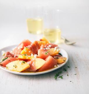 Salade de melon, pastèque, jambon cru et miettes de feta