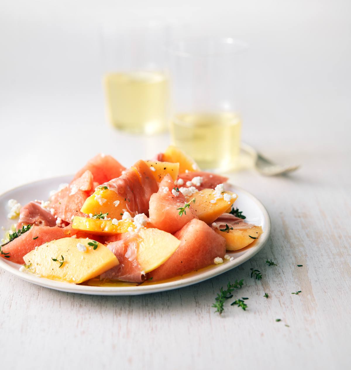 Salade de melon, pastèque, jambon cru et miettes de feta