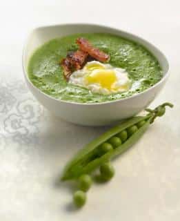 Soupe de petits pois aux lardons, œuf de caille poché