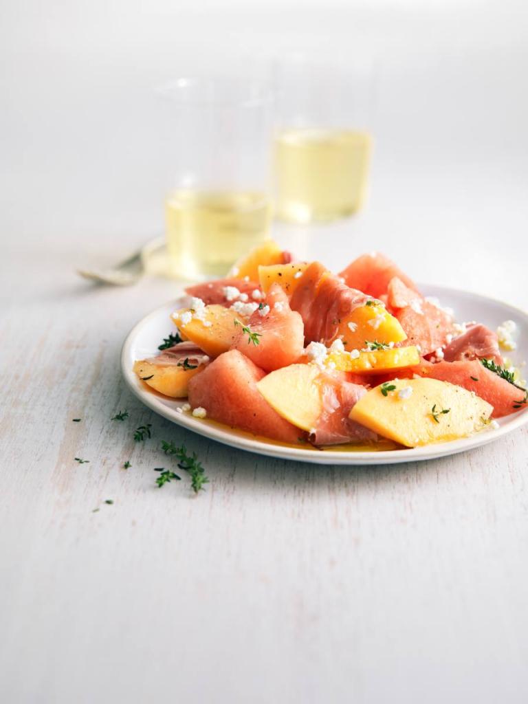 recette-de-Salade-avec-melon-pasteque-jambon-cru-et-miettes-de-feta