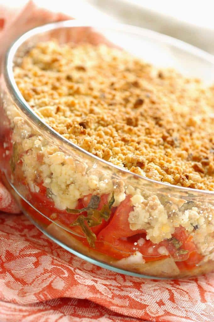 Crumble aux tomates, parmesan et basilic