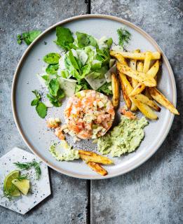 Tartare de saumon avocat frites