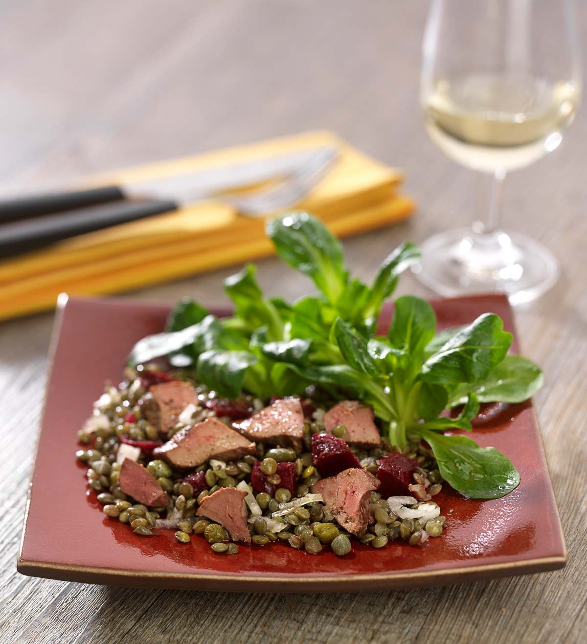 Salade de lentilles vertes, foies de volaille, betterave et mâche